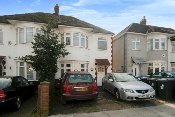 2 Bedroom Flat To Rent In Uneeda Drive, Greenford, UB6