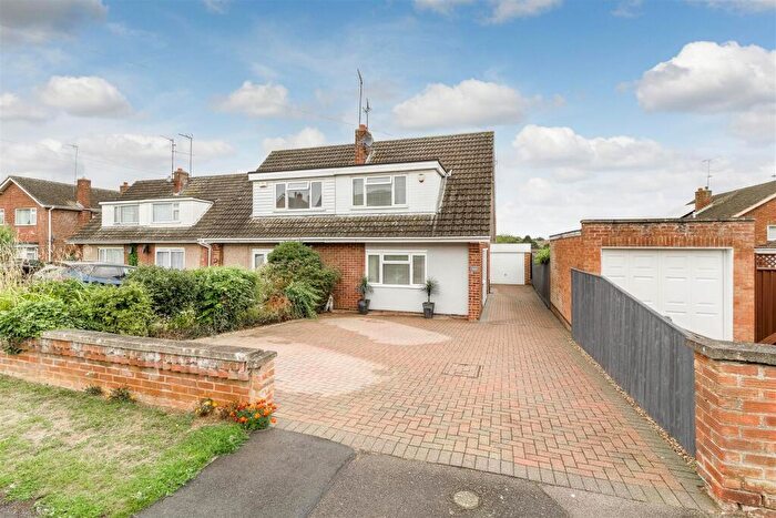 3 Bedroom Semi-Detached House For Sale In Lime Grove, Wellingborough, NN8