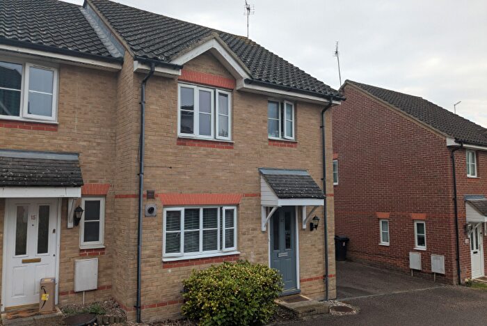 3 Bedroom Semi-Detached House For Sale In Guernsey Way, Kennington, TN24