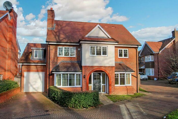 5 Bedroom Detached House To Rent In Fairway Close, Esher, KT10