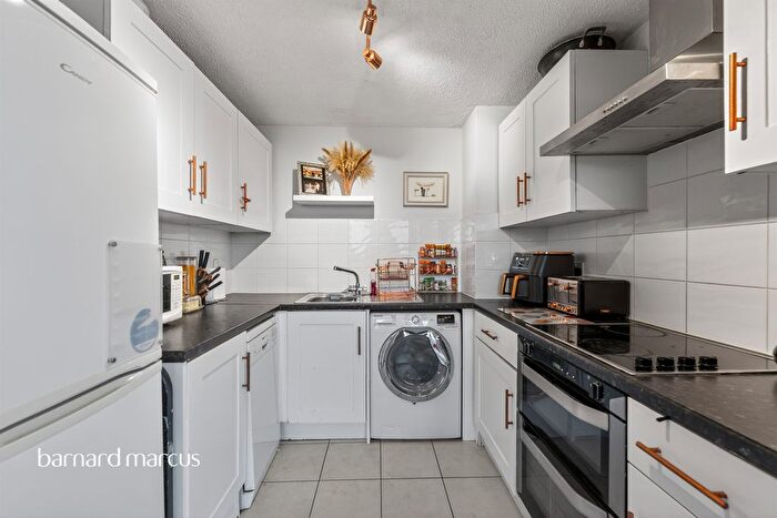 2 Bedroom Flat For Sale In Leith Towers, Sutton, SM2