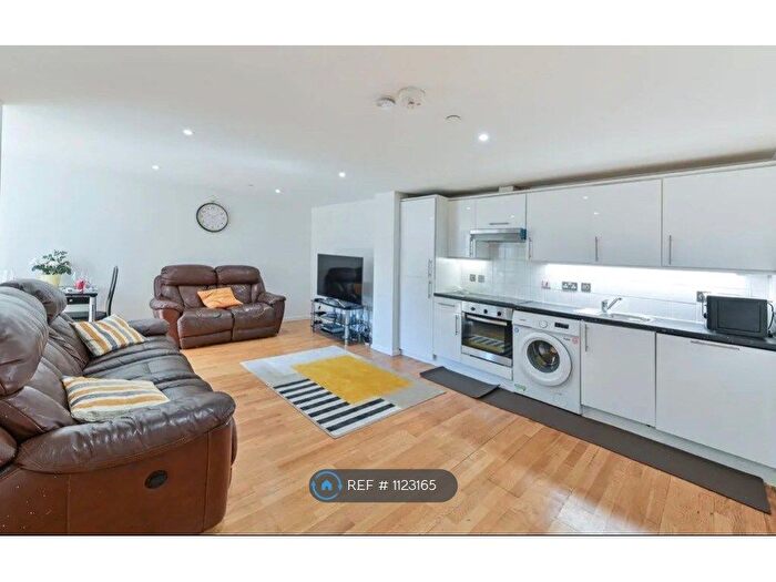 2 Bedroom Flat To Rent In Camberwell Road, London, SE5