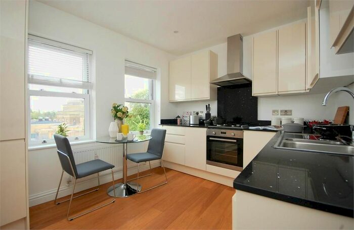 3 Bedroom Flat To Rent In Upper Sunbury Road, Hampton, TW12