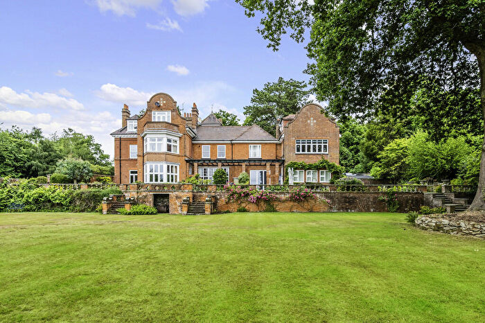 3 Bedroom Apartment To Rent In Flat Broadway, RH8