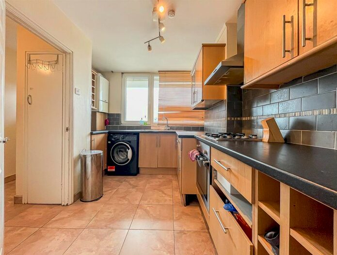 3 Bedroom Flat To Rent In Leirum Street, London, N1