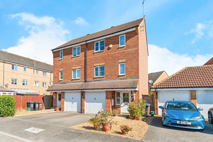 3 Bedroom Semi Detached House For Sale In Gorseway, Hatfield, AL10