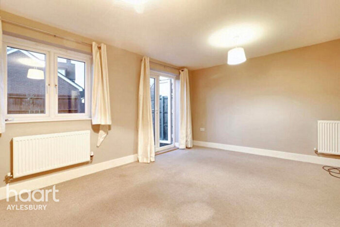 3 Bedroom Semi Detached House To Rent In Lakeland Drive, Aylesbury, HP18