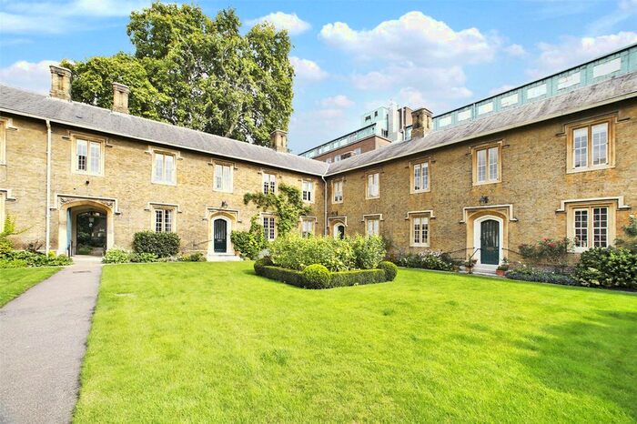 2 Bedroom Flat To Rent In Charterhouse Square, London, EC1M