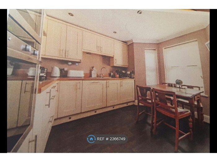 4 Bedroom Semi-Detached House To Rent In Hadlow Road, Tonbridge, TN9