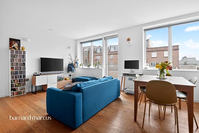 2 Bedroom Flat For Sale In East Street, Epsom, KT17