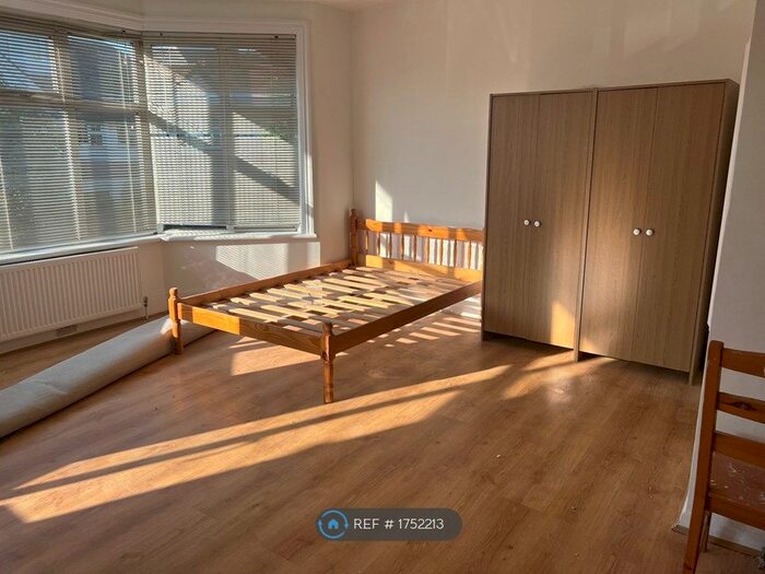 Studio To Rent In St. Johns Road, London, NW11