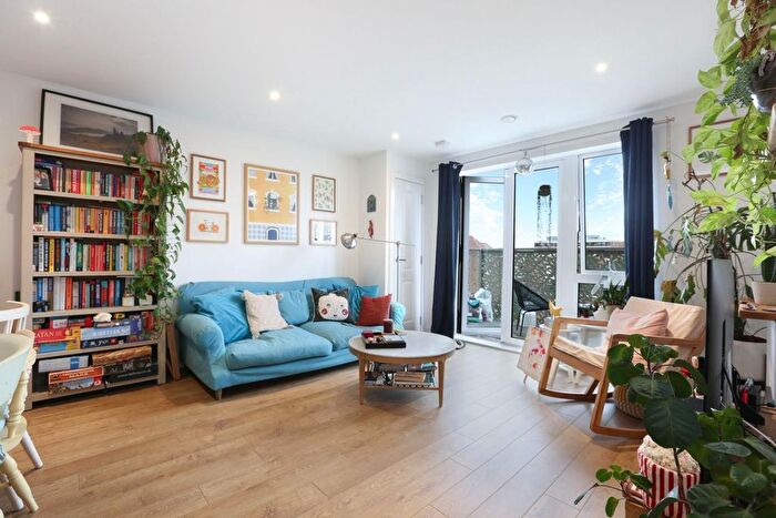 2 Bedroom Flat For Sale In Lomond Grove, London, SE5