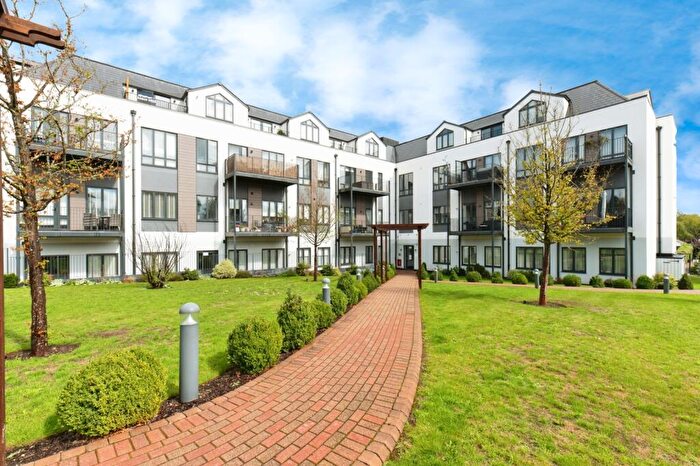 1 Bedroom Flat For Sale In Bay Tree Avenue, Leatherhead, Surrey, KT22