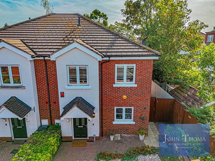 4 Bedroom Semi Detached House For Sale In Lindale Close, Ilford, IG4