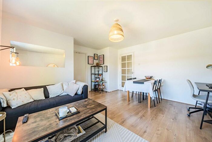 2 Bedroom Flat To Rent In Massingberd Way, London, SW17