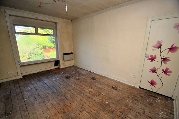 3 Bedroom Flat For Sale In Aikenhead Road, Kings Park, Glasgow, G44