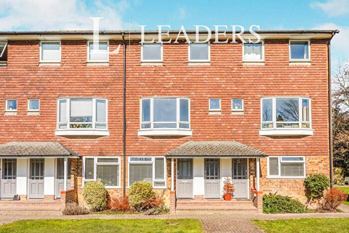 2 Bedroom Flat To Rent In Queens Court, Queens Road, RH16