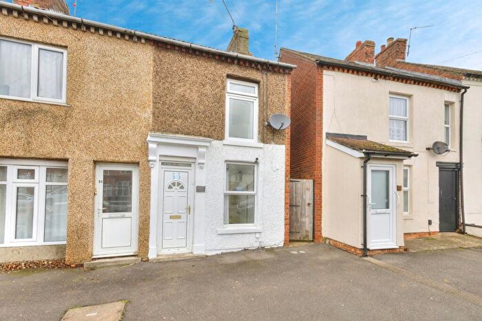 2 Bedroom End Of Terrace House For Sale In Boughton Green Road, Northampton, NN2