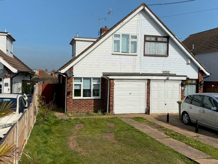 3 Bedroom Semi-Detached House To Rent In Oak Walk, Hockley, Essex, SS5
