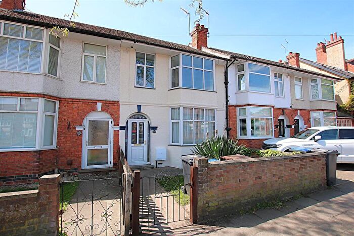 3 Bedroom Terraced House For Sale In Kingsthorpe Grove, Northampton, NN2