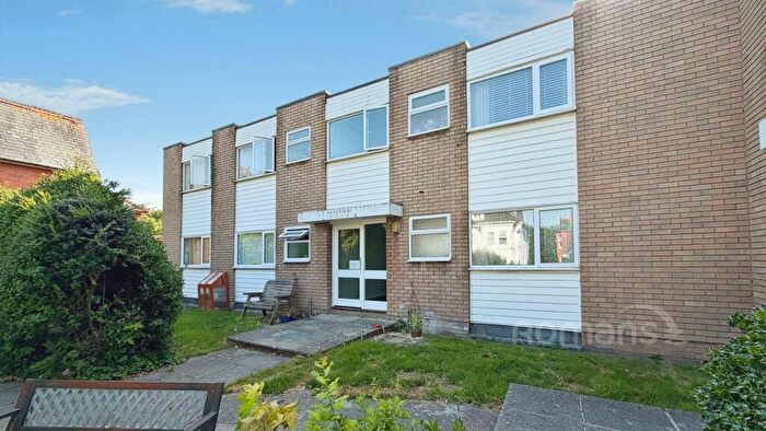 1 Bedroom Apartment For Sale In Cargate Avenue, Aldershot, Hampshire, GU11