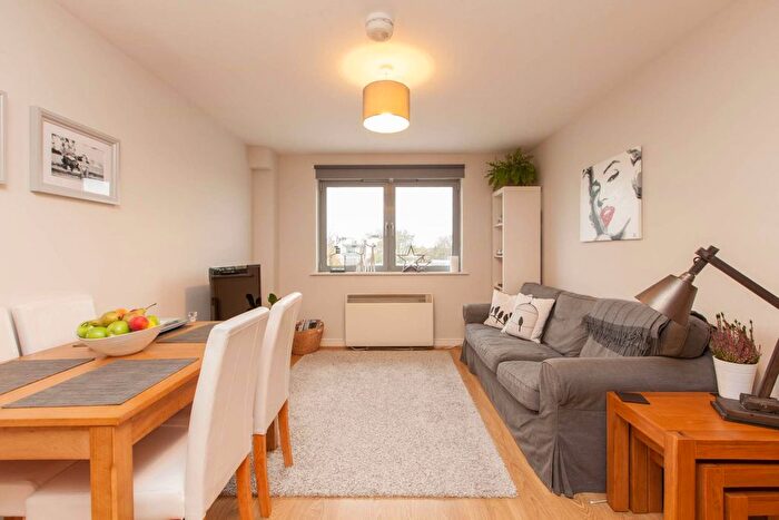 2 Bedroom Flat To Rent In Park Rd, Tooting Broadway, SW17