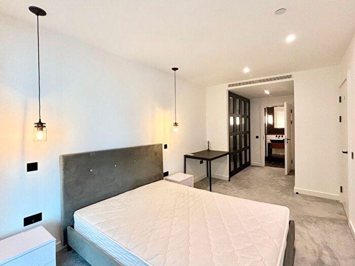2 Bedroom Flat To Rent In Merino Gardens, London, E1W