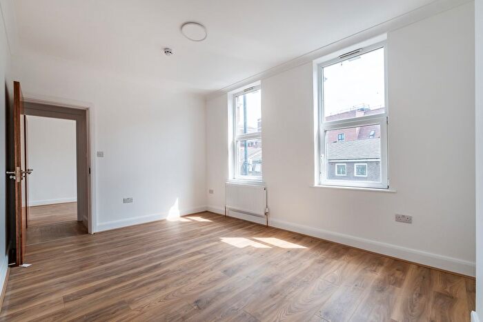 2 Bedroom Flat To Rent In Kilburn Lane, London, W10