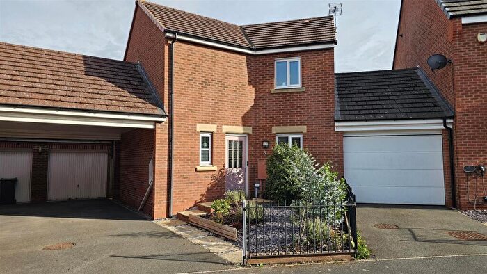 3 Bedroom Link Detached House For Sale In Cherwell Gardens, Bingham, NG13