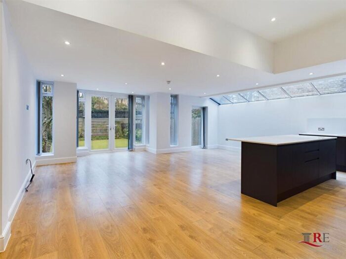 3 Bedroom Flat To Rent In St. Pauls Avenue, London, NW2