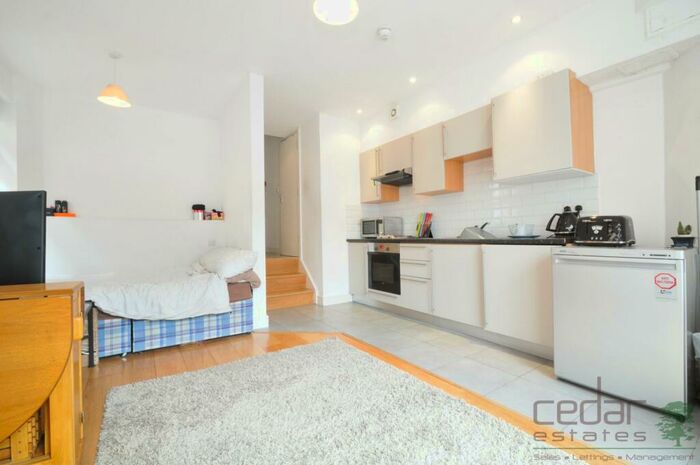 Flat To Rent In North End Road, Golders Green, NW11