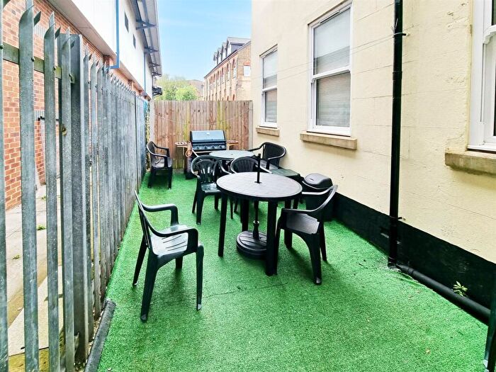 3 Bedroom Flat To Rent In Duncan Road, Gillingham, ME7