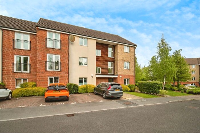 3 Bedroom Flat For Sale In Skippetts Gardens, Basingstoke, RG21