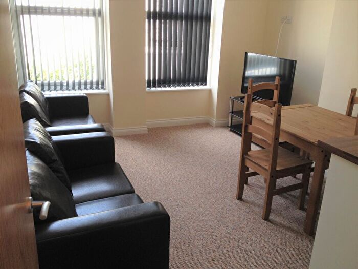 2 Bedroom Apartment To Rent In - Embankment Road, Flat B, PL4