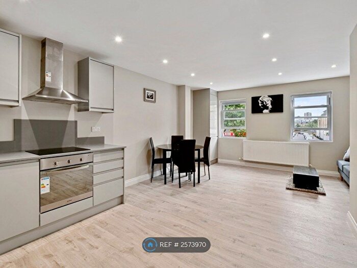 2 Bedroom Flat To Rent In Bethnal Green Road, London, E2