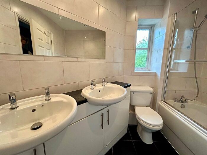 2 Bedroom Flat For Sale In Foxwood Chase, Waltham Abbey, EN9