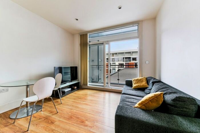 1 Bedroom Flat To Rent In Cornell Square, London, SW8