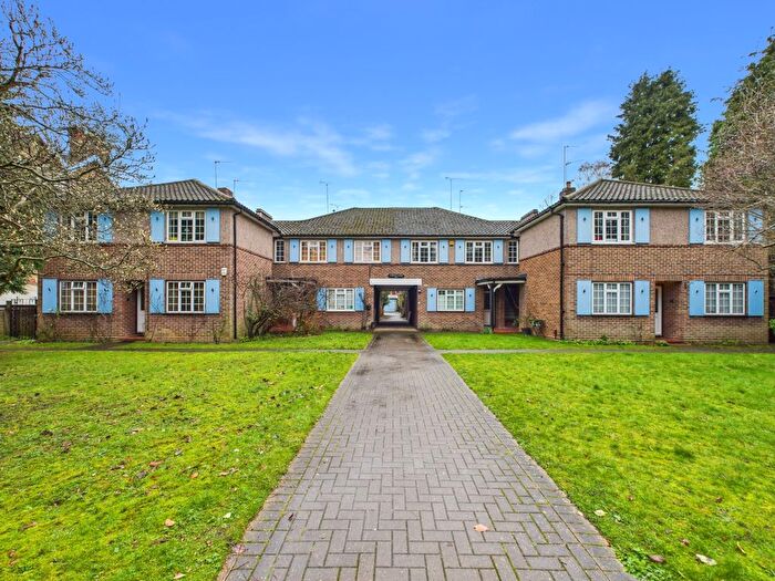 2 Bedroom Flat For Sale In Curzon Court, Beckenham Grove, Bromley, Kent, BR2