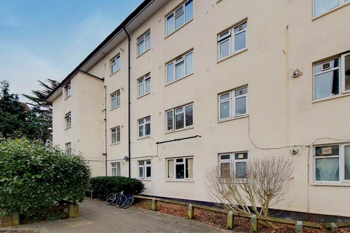 3 Bedroom Flat To Rent In Kingsnympton Park, Kingston Hill, Kingston Upon Thames KT2