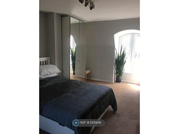 2 Bedroom Flat To Rent In Gilbert House, London, SE8