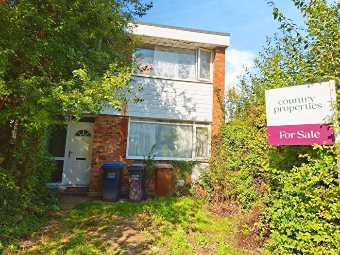 3 Bedroom Town House For Sale In Wood Close, Hatfield, AL10