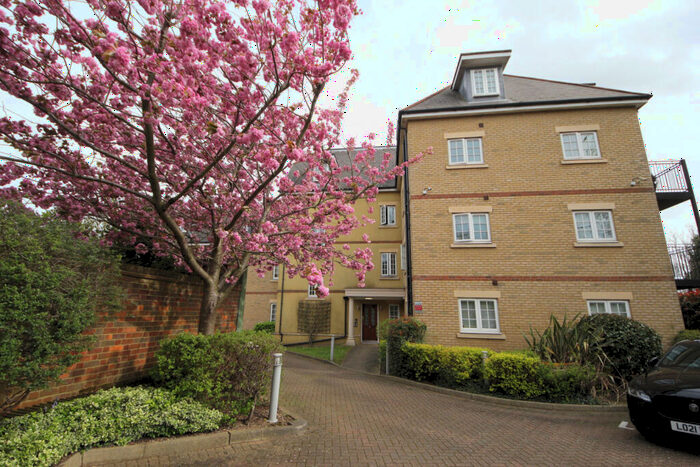 2 Bedroom Flat To Rent In River Bank, Winchmore Hill, N21