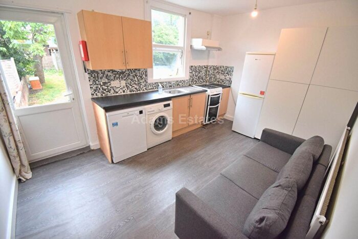 3 Bedroom Terraced House To Rent In Bedford Road, Reading, RG1