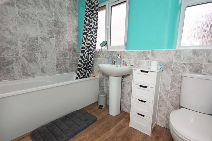 3 Bedroom Terraced House For Sale In Gloucester Crescent, Rushden, NN10
