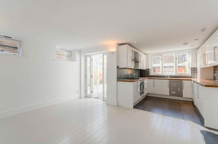 2 Bedroom Flat To Rent In Lennard Road, Penge, London, SE20