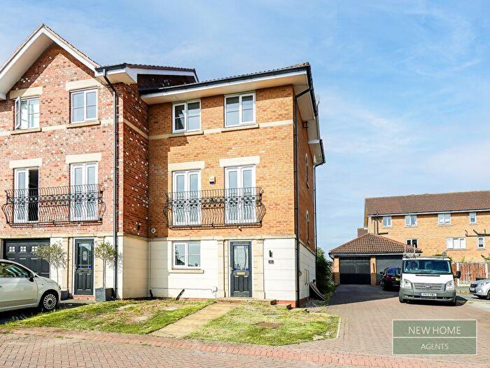 4 Bedroom End Of Terrace House For Sale In Eyre Court, Bramley, Rotherham, S66