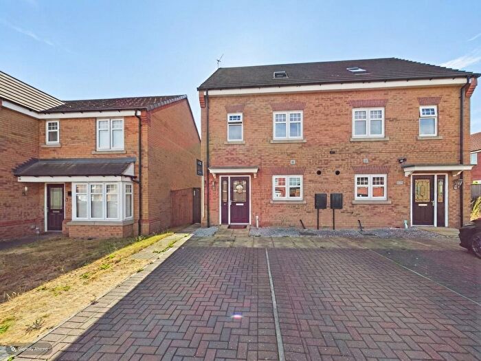 3 Bedroom Semi-Detached House For Sale In Shortwall Court, Pontefract, WF8