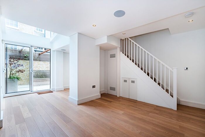 3 Bedroom Flat To Rent In First Street, London, SW3