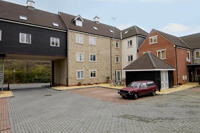 2 Bedroom Flat To Rent In Linacre Court, Headington, OX3