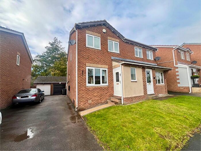 3 Bedroom Semi-detached House To Rent In Heatherdale Road, Tingley, Wakefield, WF3